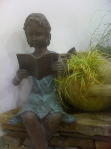 Galeria figurFigury z brązu - Torun, Bydgoszcz - figura ogrodowa dziewczynka czytająca książkę